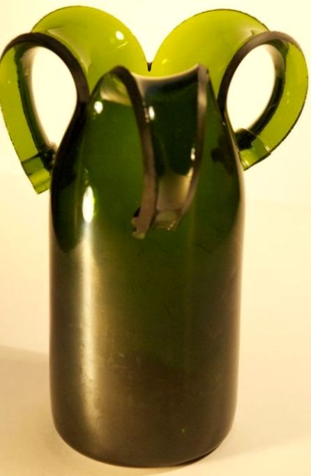 ваза из стеклянной бутылки