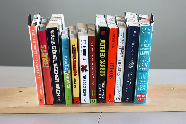перевернутая полка с книгами