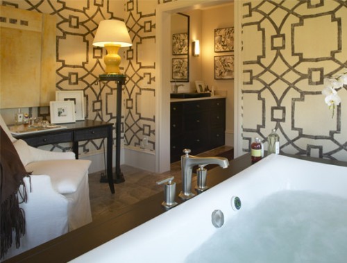 bathroom-with-wallpaper-28