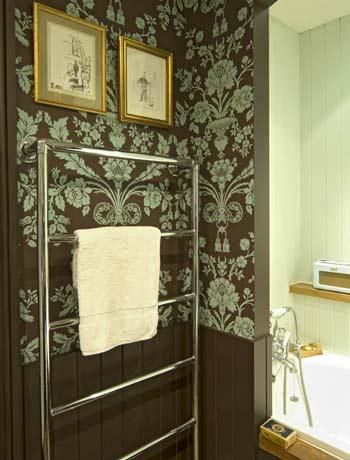 bathroom-with-wallpaper-37
