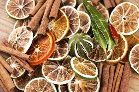 сушеные цитрусовые и палочки корицы