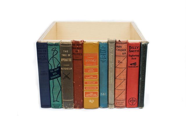 тайник в квартире на книжной полке
