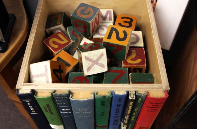 тайник в квартире на книжной полке