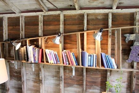 стремянки в интерьере - книжная полка