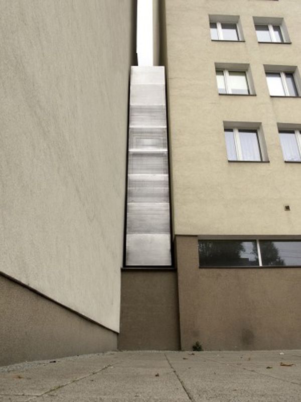самый узкий дом Keret House в Варшаве