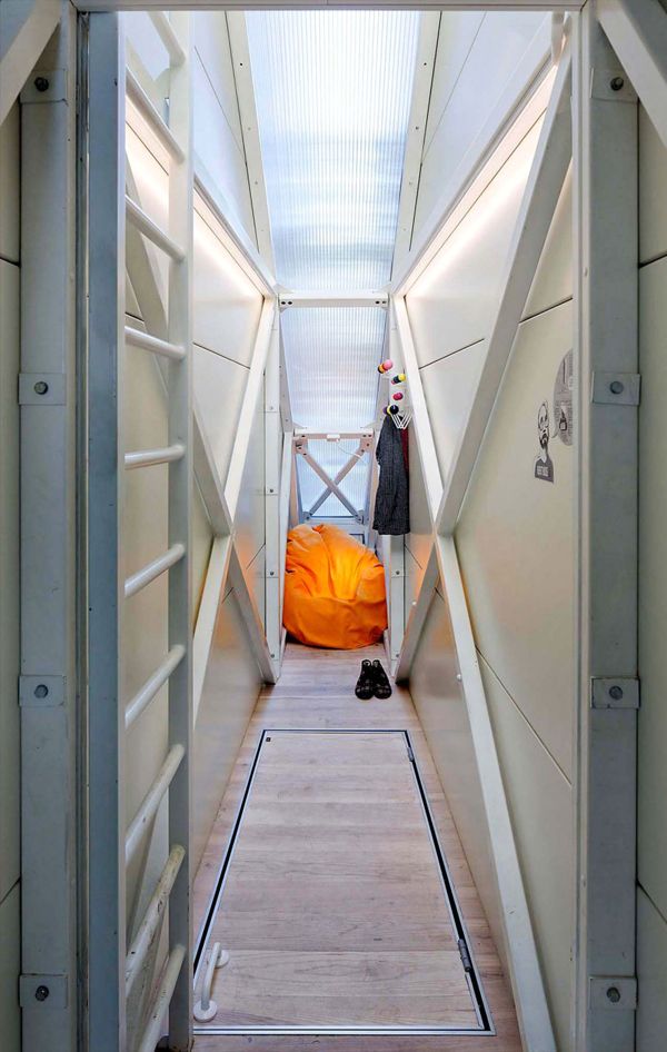 інтер'єр найвужчого будинку Keret House Warsaw