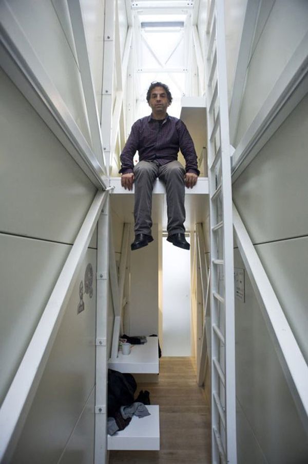 всередині Keret House - найвужчого будинку у світі