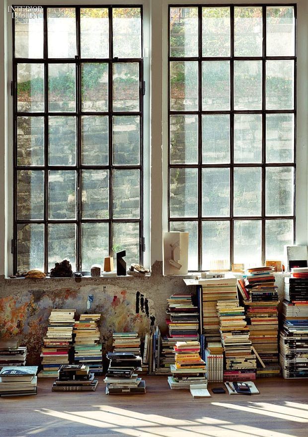 стіна та вікно в стилі андерграунду з книгами