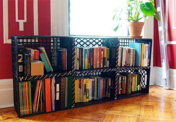 підлогові книжкові полиці із пластикових ящиків