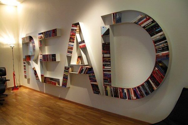 оригинальные книжные полки в форме букв