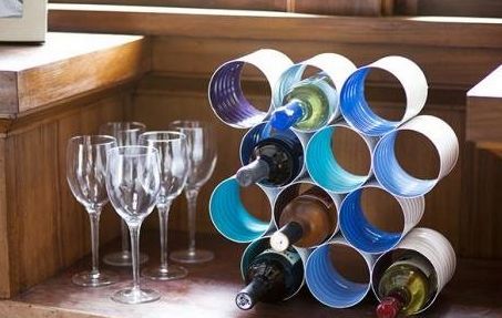 подставка для винных бутылок из жестяных банок