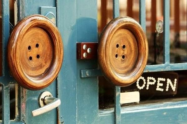 оригінальні дверні ручки у вигляді гудзиків