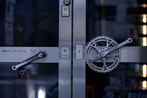 незвичайні дверні ручки з деталей велосипеда