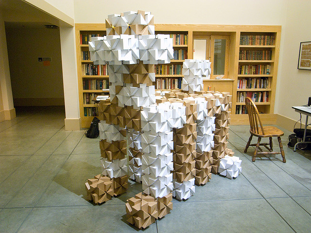 скульптура из картонных блоков