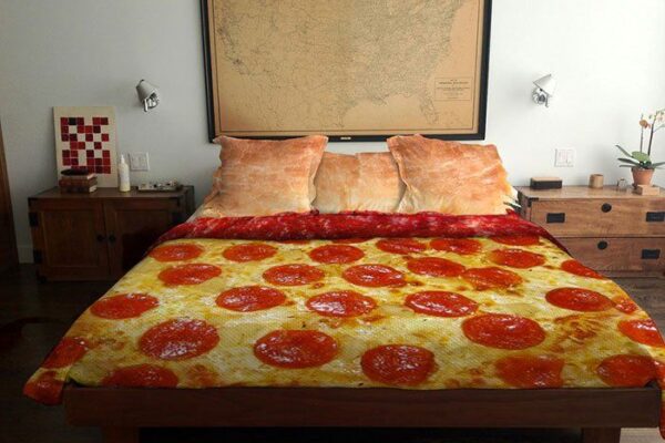 оригинальный дизайн постельного белья Pizza bed от Claire Manganiello