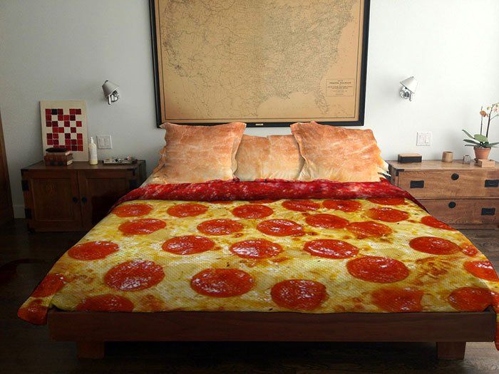 оригинальный дизайн постельного белья Pizza bed от Claire Manganiello