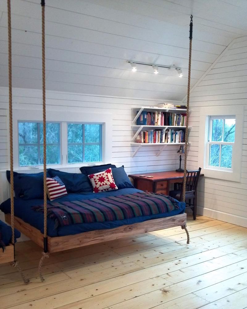 підвісне ліжко в інтер'єрі скандинавського стилю