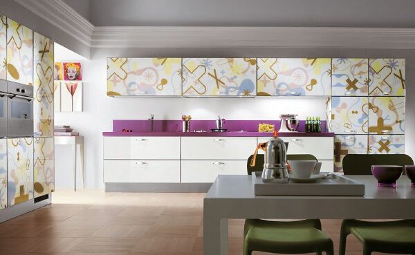 цветной интерьер кухни Crystal с принтом на мебели, Scavolini