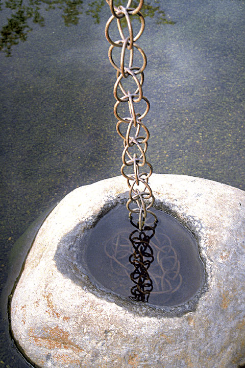 каменная чаша и медная цепь для сбора дождевой воды