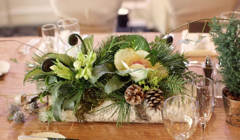 сервировка новогоднего стола живыми цветами