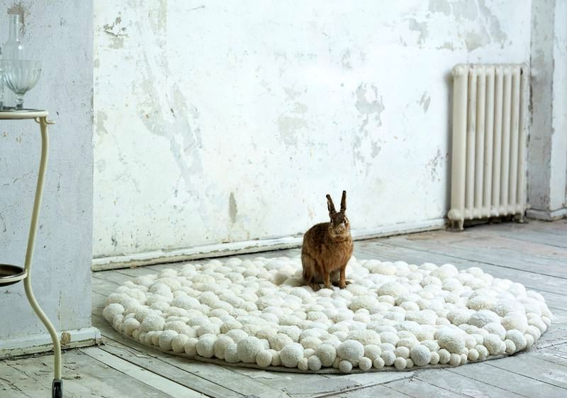 biały dywan z pomponami