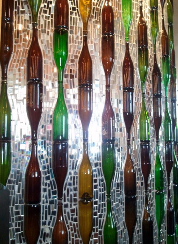 стена в интерьере из стеклянных бутылок