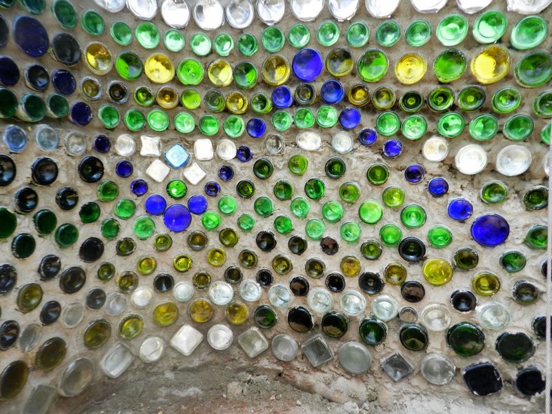 стена из стеклянных бутылок
