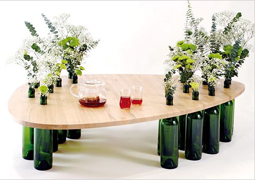 низкий столик из стеклянных бутылок