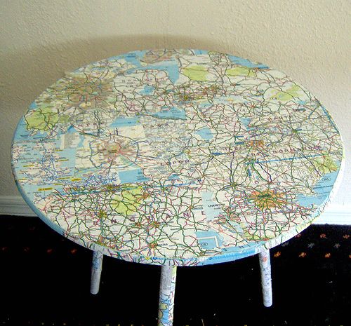 стол с географической картой