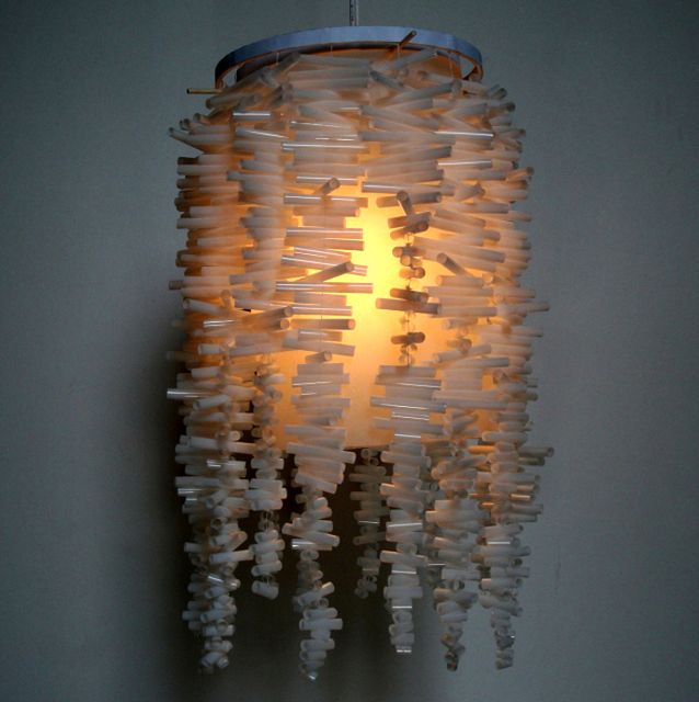 декор светильника пластиковыми трубочками