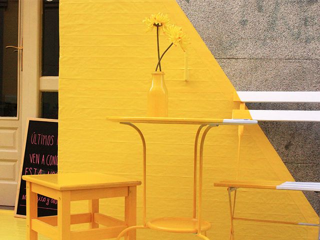 декор фасада в желтом