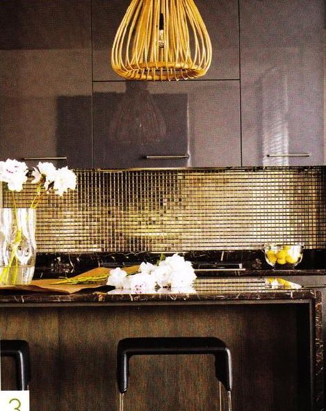 złoty fartuch nad kuchenką w kuchni