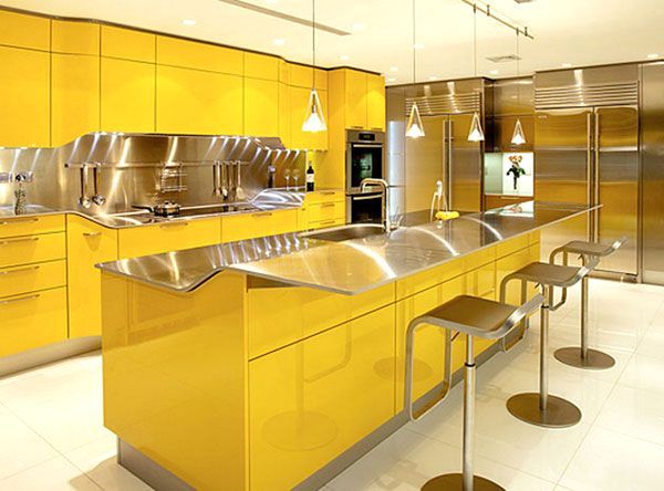 żółte i złote wnętrze kuchni