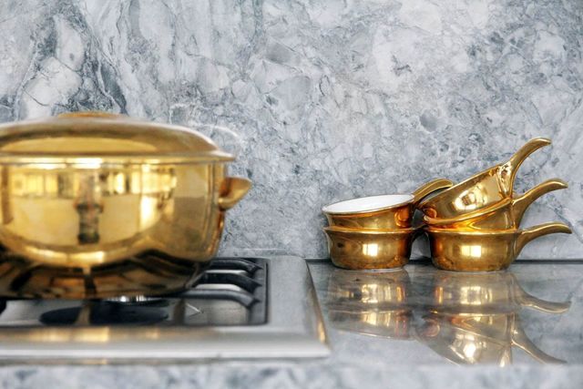 złote naczynia do wnętrza kuchni