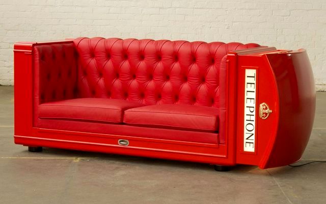 необычный диван из лондонской телефонной будки
