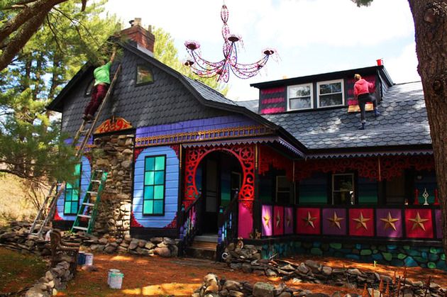 психоделический разрисованный дом