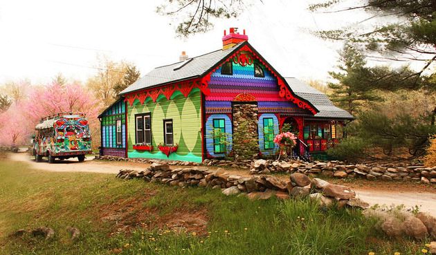 разноцветный разрисованный дом