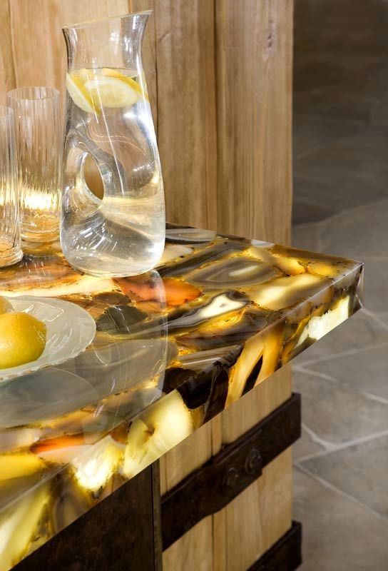 необычные кухонные столешницы из стекла с подсветкой