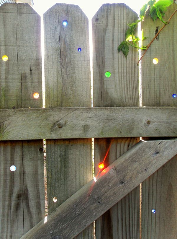 деревянный забор со стеклянными вставками