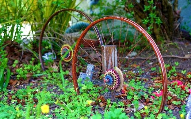 велосипедные колеса как опора для вьющихся растений в саду