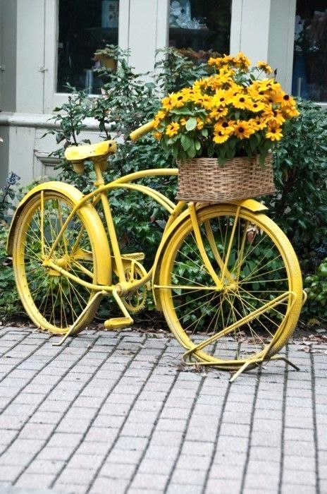 старый велосипед как декор сада