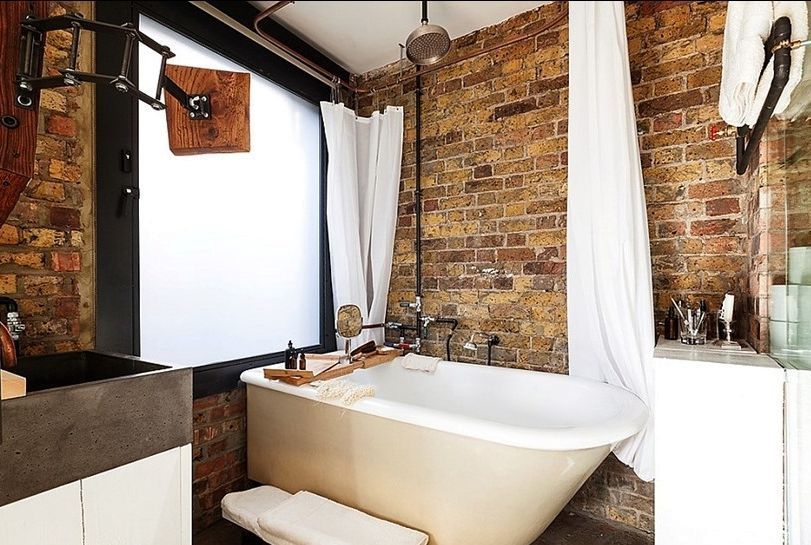 ванная комната в индустриальном стиле с кирпичной стеной