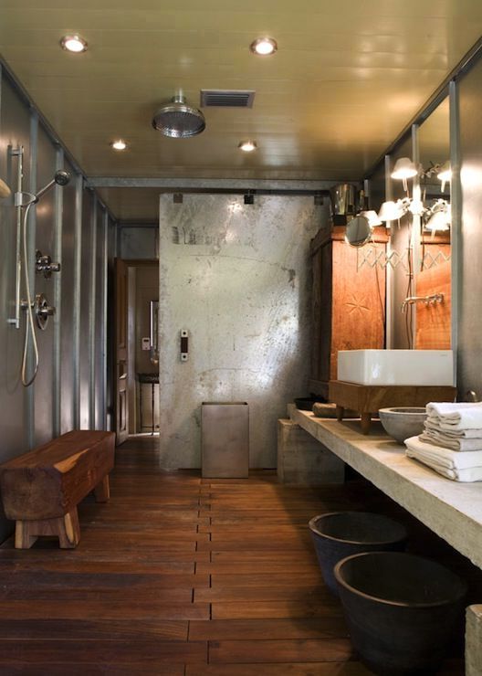 интерьер ванной в индустриальном стил с металлической дверьюе