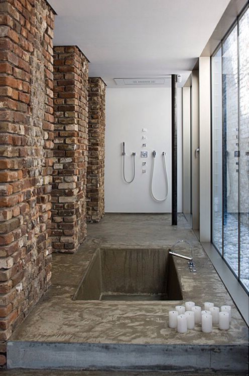 интерьер ванной комнаты в индустриальном стиле с кирпичными колоннами