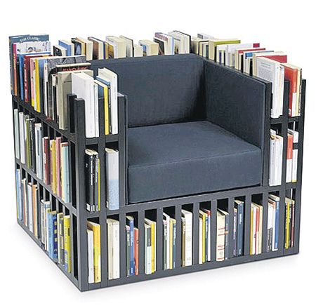 fotel z półkami na książki
