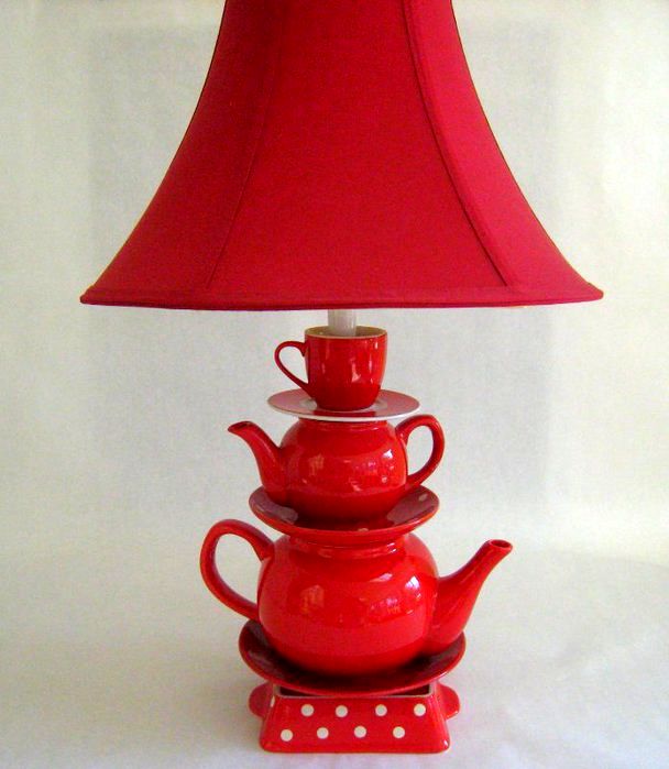 лампа из чайников и чашек