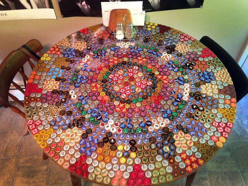 круглий стіл вироби з кришок від пляшок