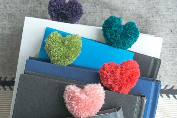 сердечки из помпона своими руками закладки для книг