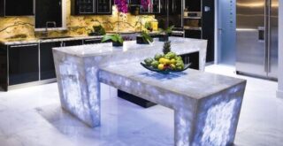кухонная столешница из кварца с подсветкой
