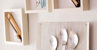 столові прилади на стіні